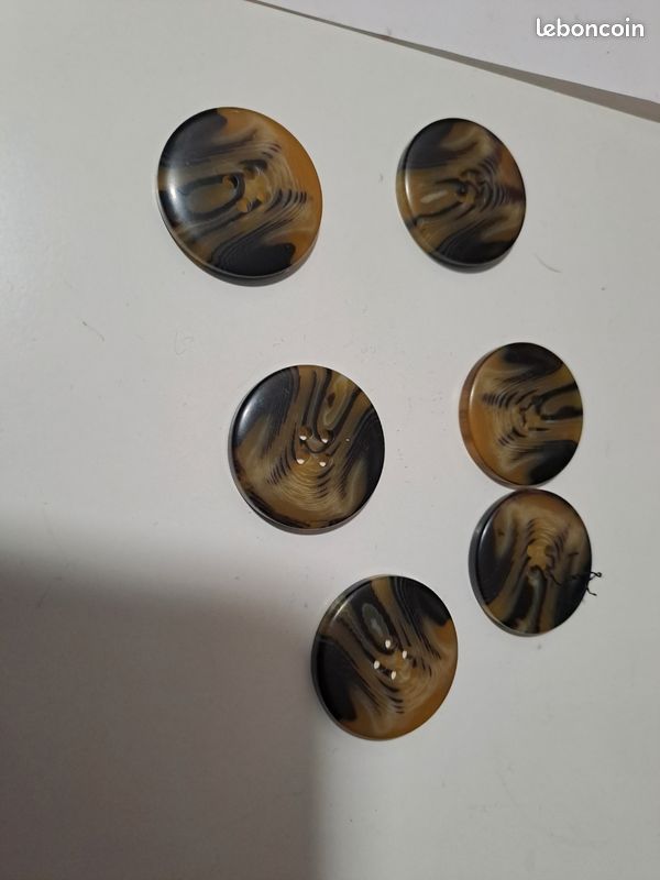 Lot De 6 Boutons Vintage Marron Tigré - Diamètre 2,2 Cm - Pied Bombé - Occasion