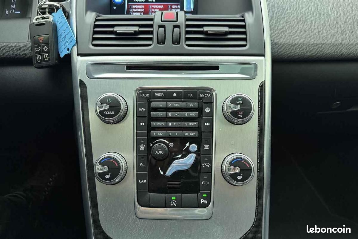 Volvo XC60 2.0 T5 245ch OCEAN RACE - TOIT PANORAMIQUE CUIR SIÈGES ÉLECTRIQUES CHAUFFANTS PARE-BRI... (image 27)