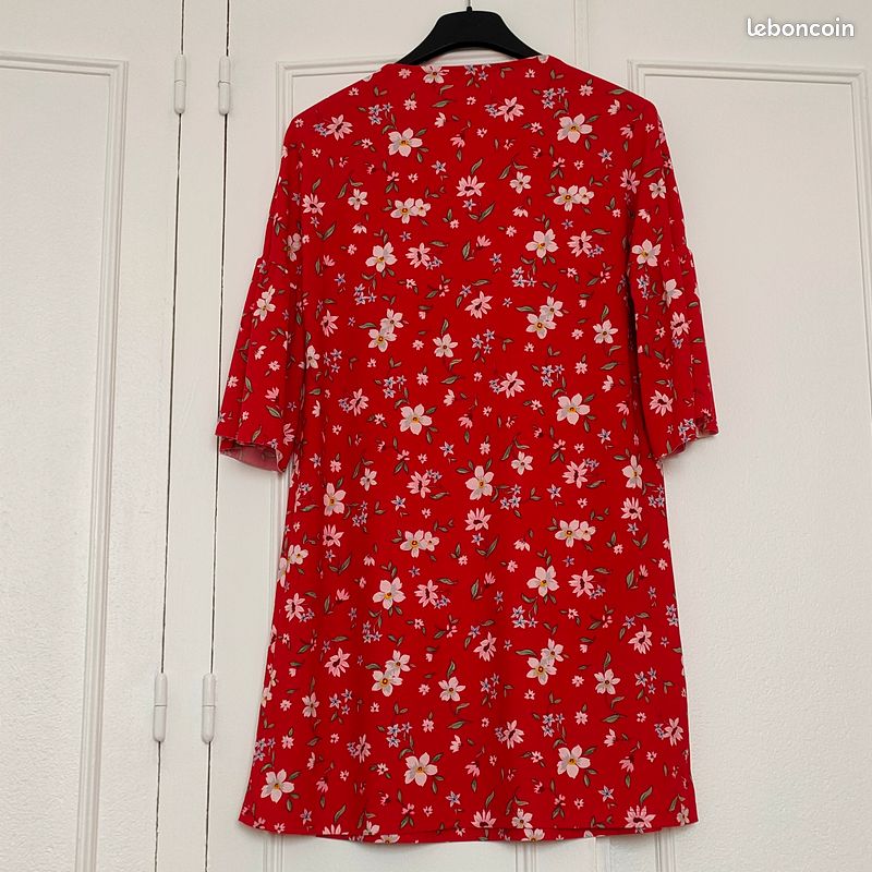Robe «Mango» mi-longue de couleur rouge à fleurs taille XS