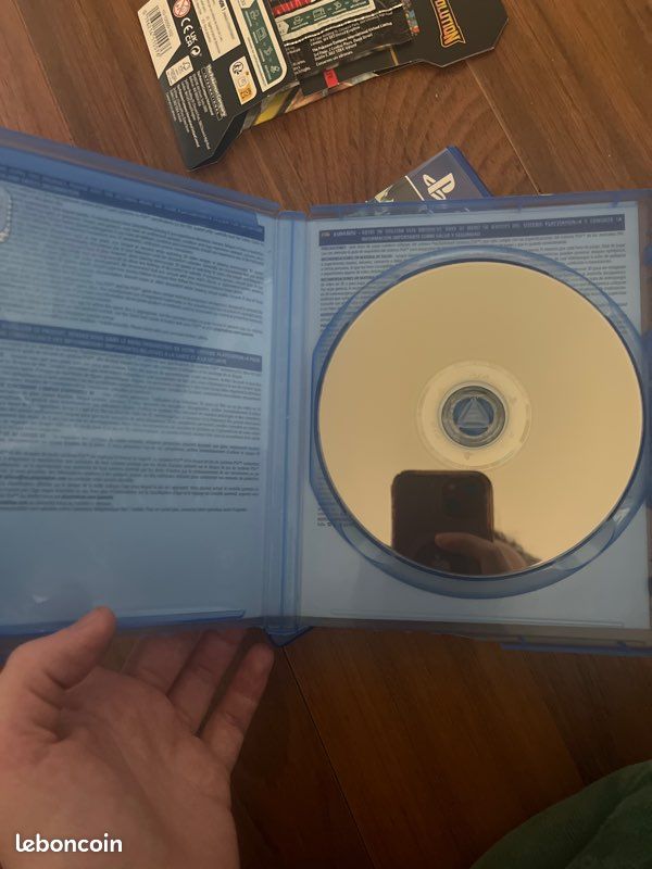 Jeux ps4 black mirror boîte cassé mais jeux très bon état (image 2)