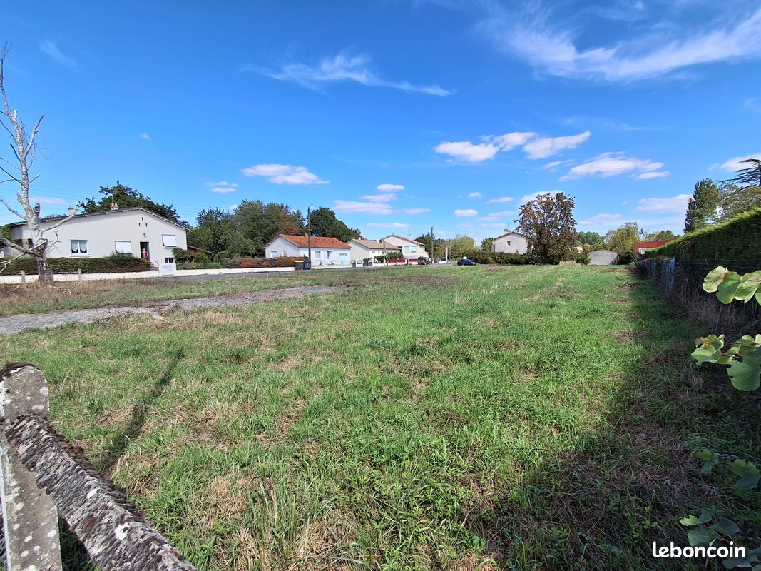 Terrain 2280 m² · à Lezay · 2 280 m² · 22 800 €