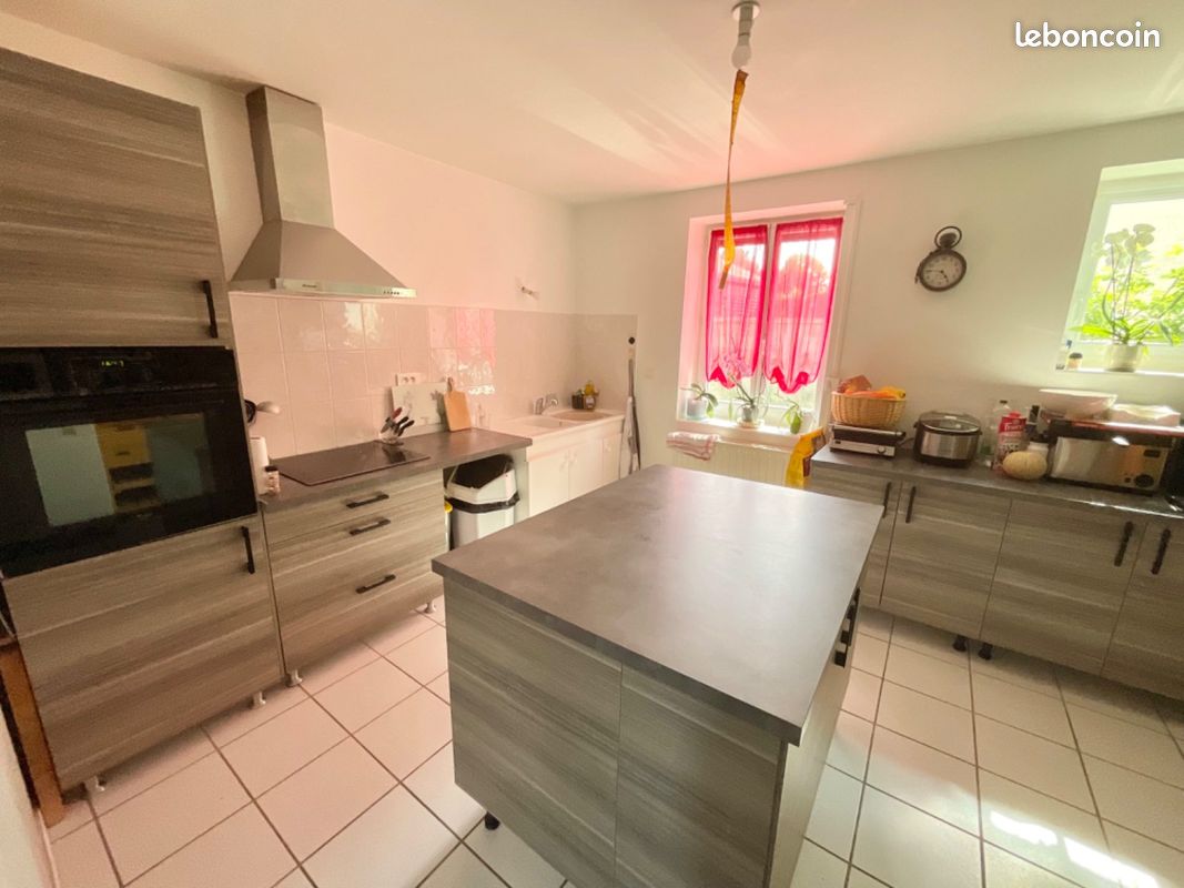 Maison 4 pièces 87 m² · à Saint-Romain-le-Puy · 87 m² · 850 €