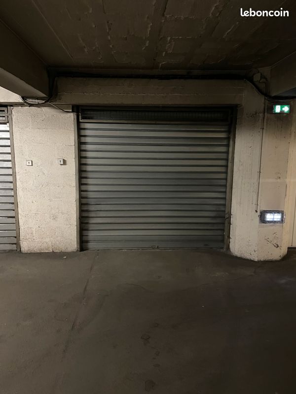 Box fermé sécurisé avec électricité · à Marseille · 40 000 €
