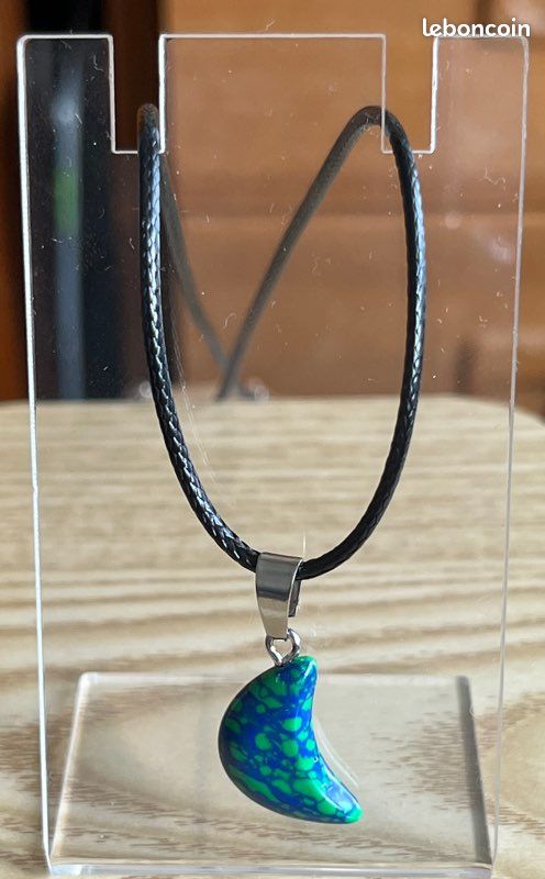 Collier lune bleu et vert avec cordon Montres Bijoux