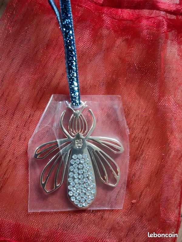 Lot De 2 Pendentifs Guerlain Dorés – élégants Et Sans Emballage