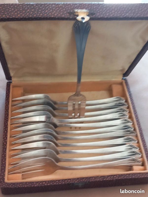 Lot De 12 Fourchettes à Gâteaux Art Déco En Métal Argenté Apollo - Service Vintage