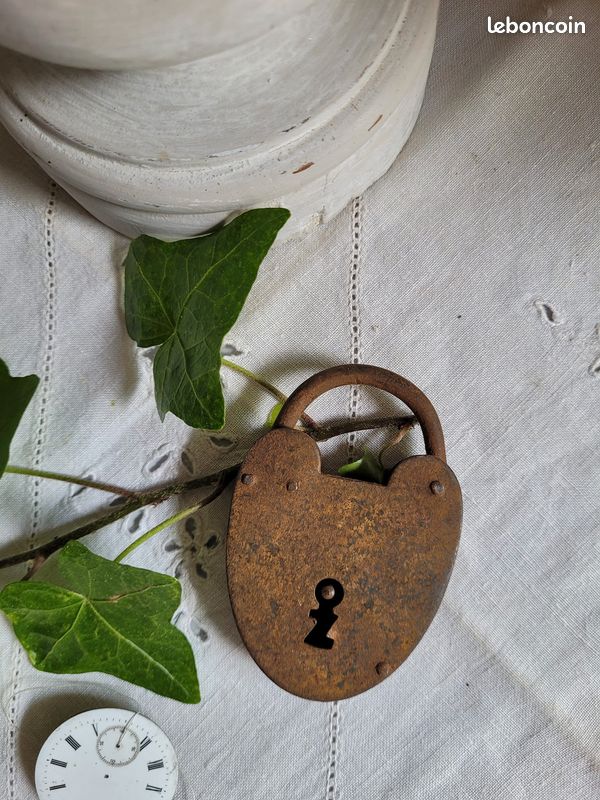 Ancien cadenas sans clé cœur (image 1)
