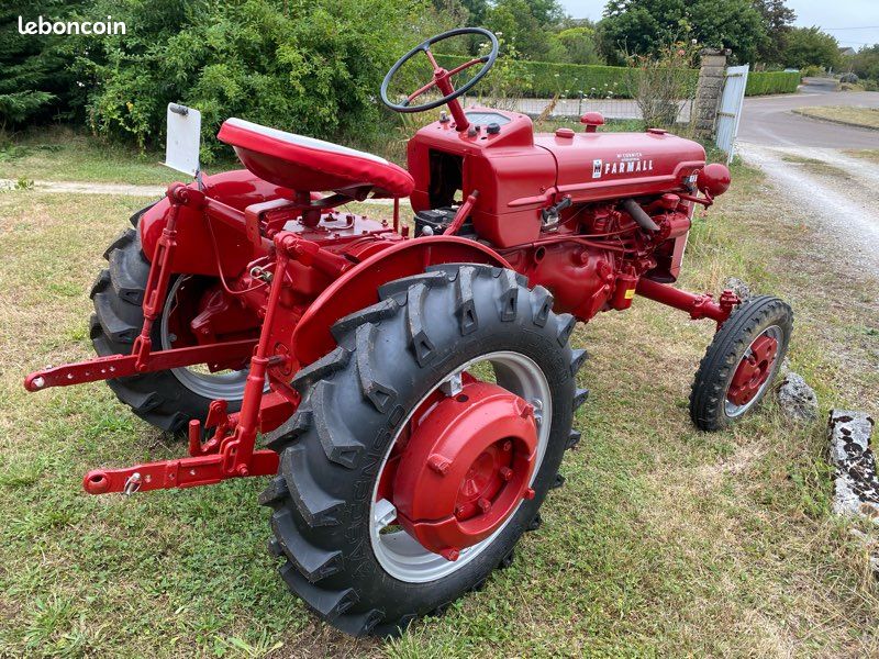 60461 / Tracteur agricole rouge avec remorque et moutons