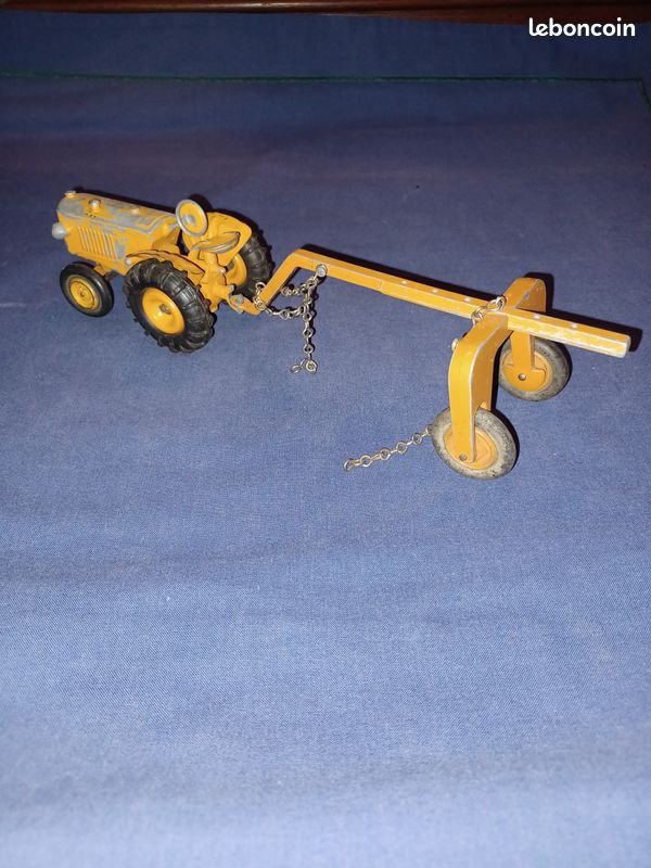 Ancienne Remorque En Tôle CIJ Pour Tracteur Renault - Années 1960, état Très Propre Avec Boîte D'origine