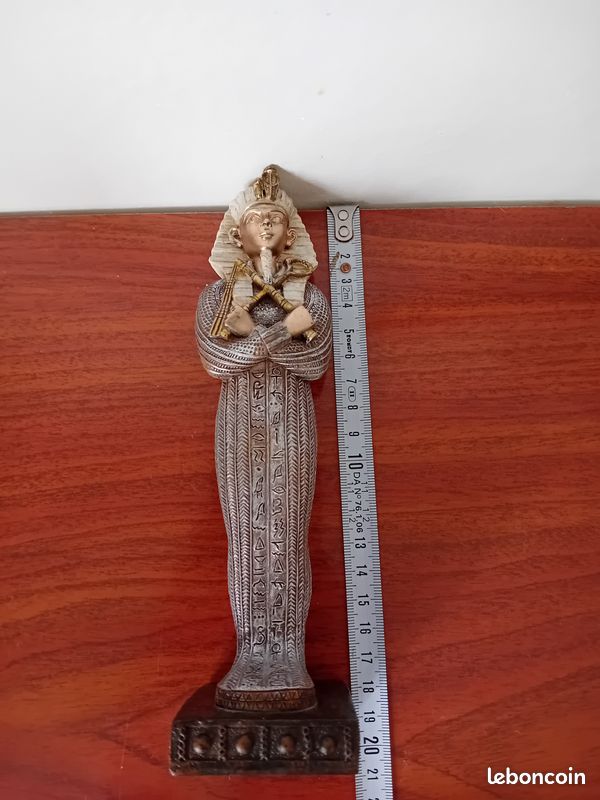 Statuette égyptienne Représentant Une Belle Cléopatre En Tenue Drapée