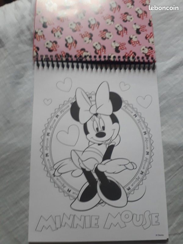 Carnet coloriage + pochoirs + stickers - Minnie - Disney (image 10)