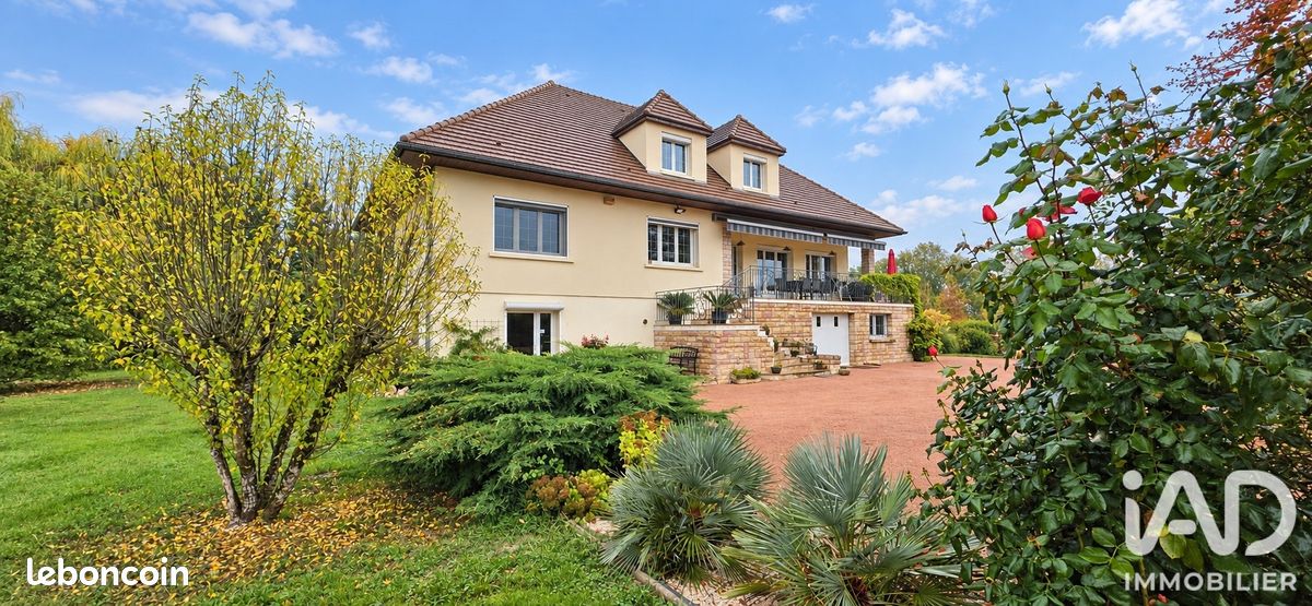 Maison 9 pièces 240 m² · à Fontaines · 240 m² · 590 000 €