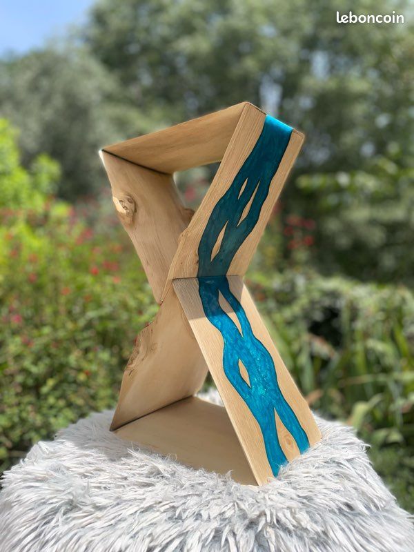 Meuble design unique – Châtaignier massif & résine turquoise (image 2)