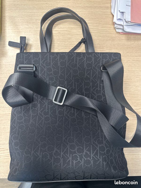 Sac Calvin Klein noir avec bandoulière Accessoires Bagagerie