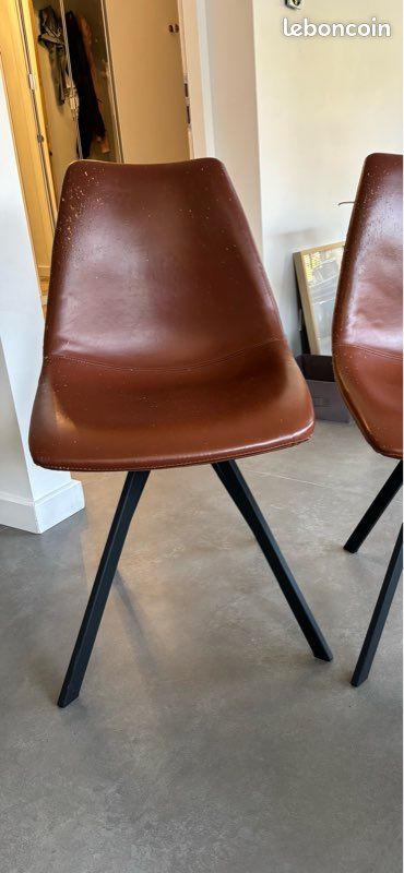 Lot de 2 chaises marrons simili cuir (image 1)