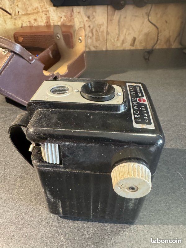 Kodak Brownie Flash fabriqué en France, avec son étui Kodak (image 6)