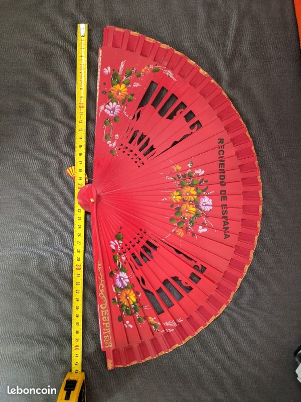 Éventail Espanol en bois peint et tissu rouge avec taureau ajouré et fleurs peintes (image 2)