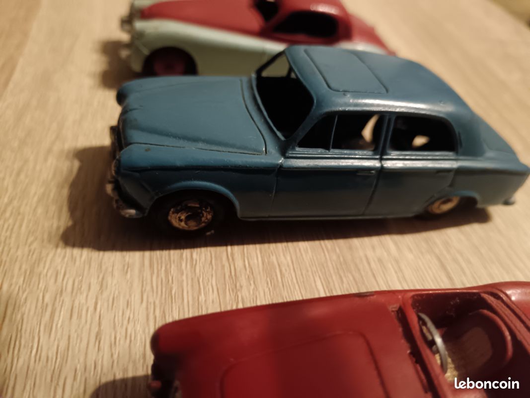 932W Jouet Ancien en Plastique Cadum Pax Peugeot 403 Berline Rouge 1:86