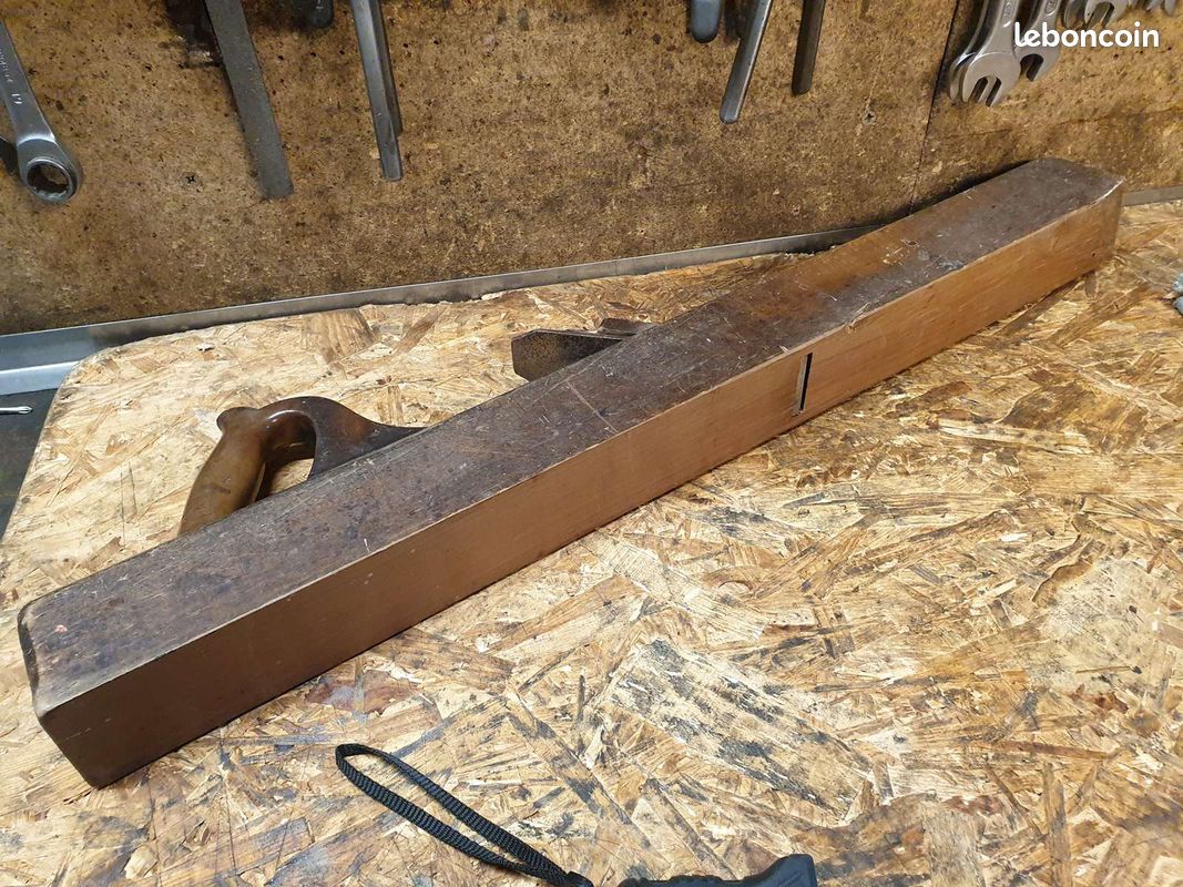 Varlope ancienne en bois, outil de métier (Ebéniste, menuisier). - France