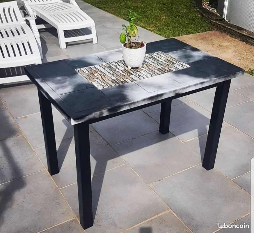 Table en bois rénové (image 1)