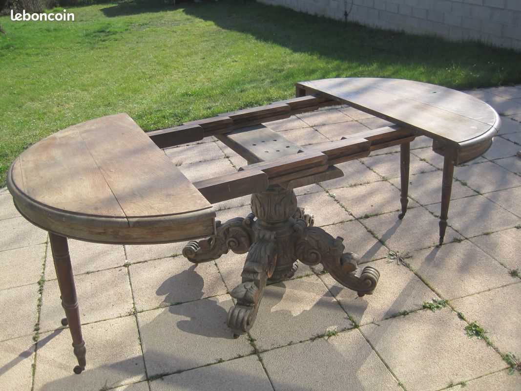 Table ronde en bois vintage blanchi et patiné – pepiterie