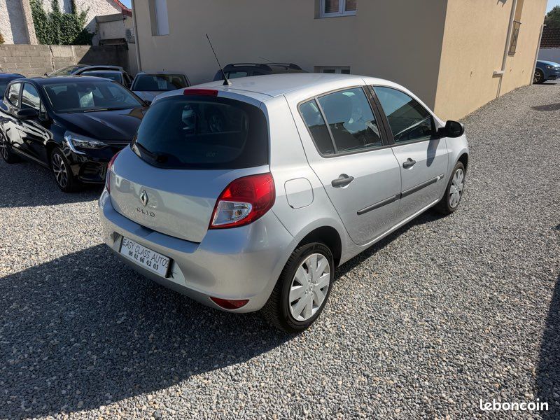 Renault CLIO III 1.2i 75ch FC/VE/RADIO CD (image 2)