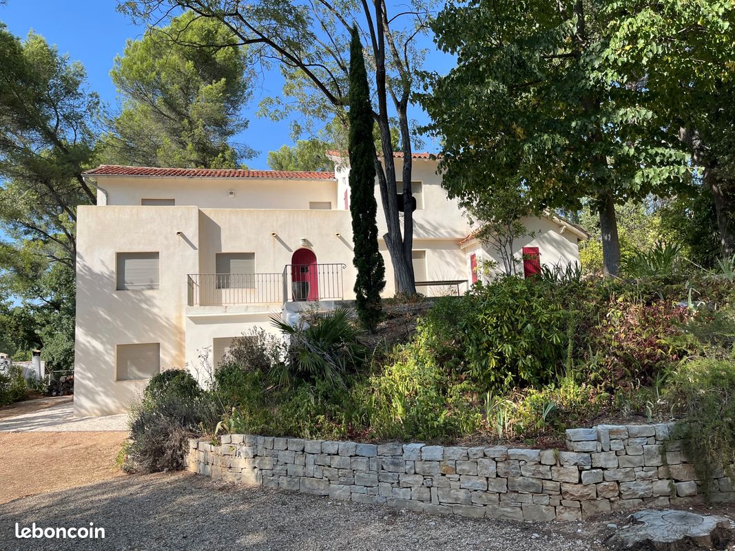 Maison 7 pièces 218 m² · à Aix-en-Provence · 218 m² · 4 588 €/mois