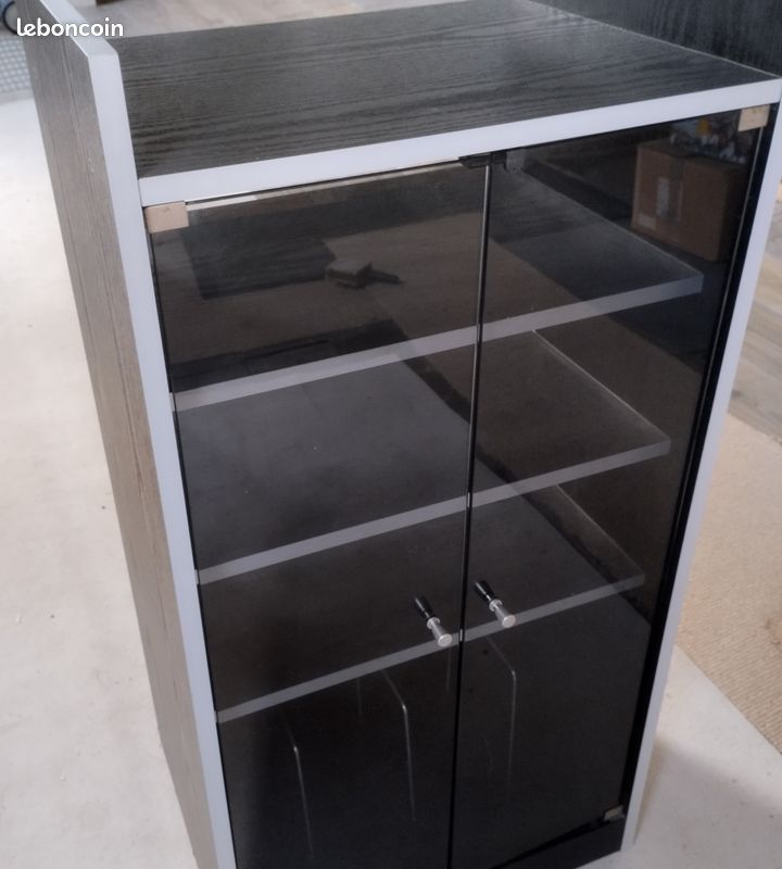 Meuble sur roulettes de rangement vertical doté d'une structure en bois mélaminé et de deux portes battantes en verre fumé et de plusieurs étagères (image 9)