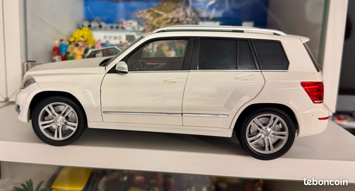 Mercedes CLK Cabriolet Blanche Kyosho 1/18 – Miniature Rare Et Luxueuse – Réf 09003W
