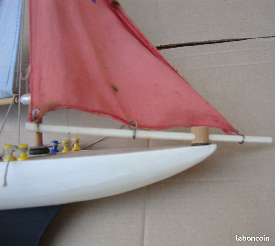 Voilier de bassin navigant , modèle F28 , jouet vintage avec support - Collection