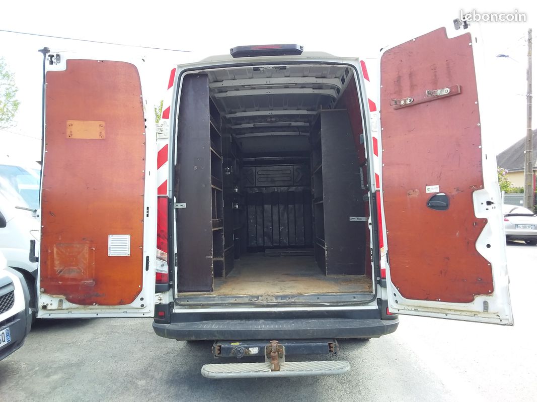 IVECO DAILY L3H2 35C 150 CV Roue jumelée avec crochet d’attelage marche pied et casiers (image 5)