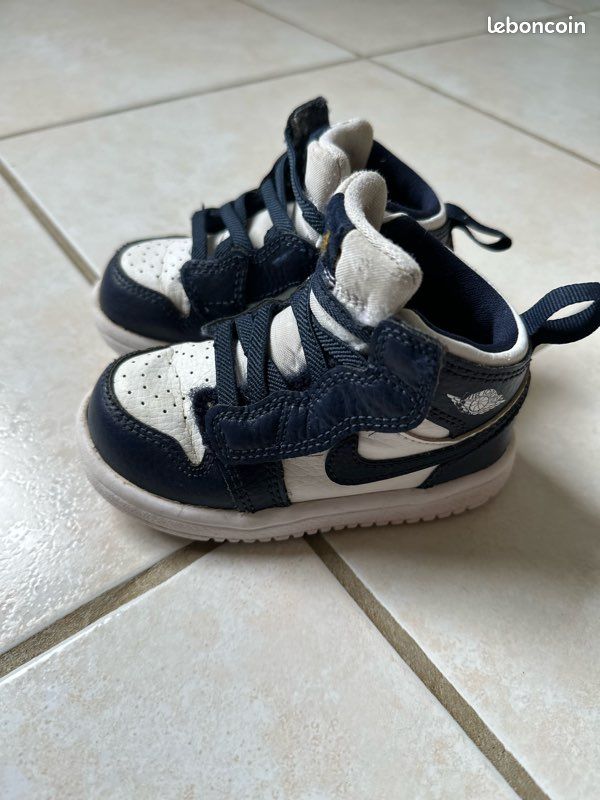 Chaussures enfant, taille 22 de marque Air Jordan, d'occasion