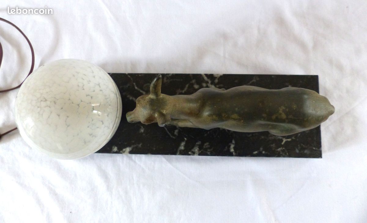 Lampe De Chevet Ancienne Électrifiée – Biche En Régule – Socle Marbre – Globe Sablé Doré