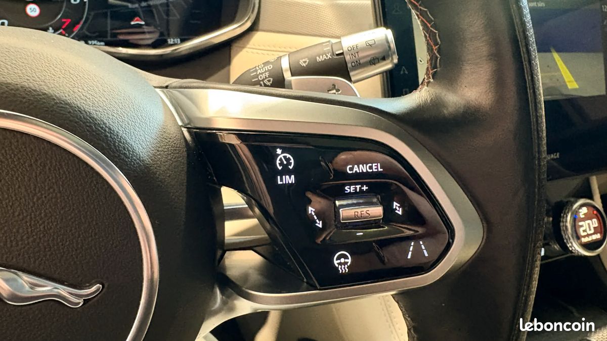 Jaguar F-Pace SVR 5.0 550ch 4x4 - Rare Phase 2 - Toit ouvrant - Son Meridian - Sièges AV/AR et volant chauffants (image 10)