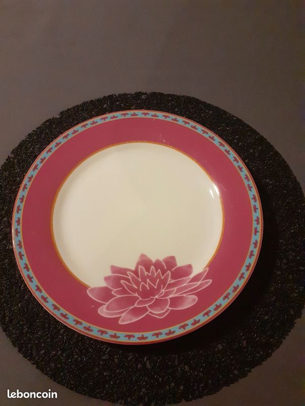 Assiette ancienne de couleur blanc et rose avec fleur rose (image 1)