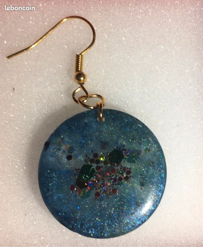 Boucles d’oreille rondes en résine bleu paillettes multicolores (image 3)