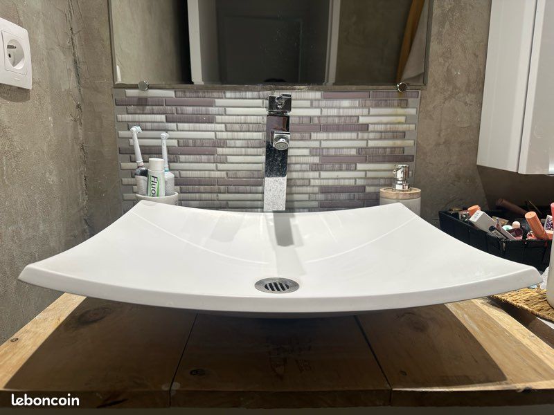 Vasque et robinet salle de bain (image 1)