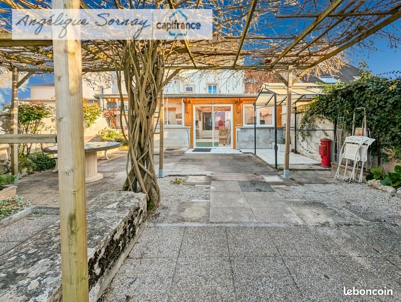 Maison 6 pièces 184 m² · à Bletterans · 184 m² · 205 000 €