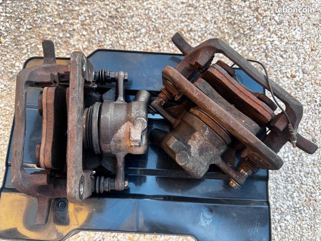 Paire d'étriers de frein avant TRW de PEUGEOT 407 SW break 2.0l HDI 16V 136CV de 2006 (image 2)