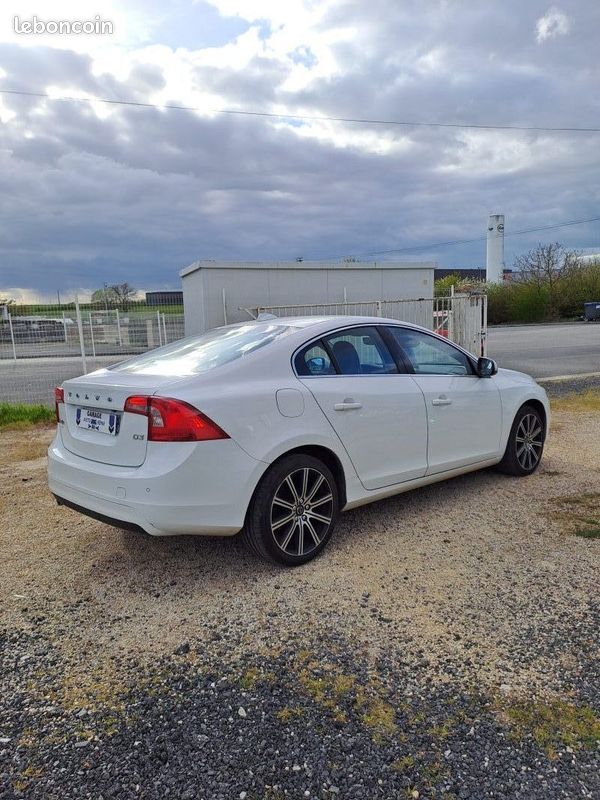 Volvo s60 d3 150ch r-design geartronic 2016 (image 4)