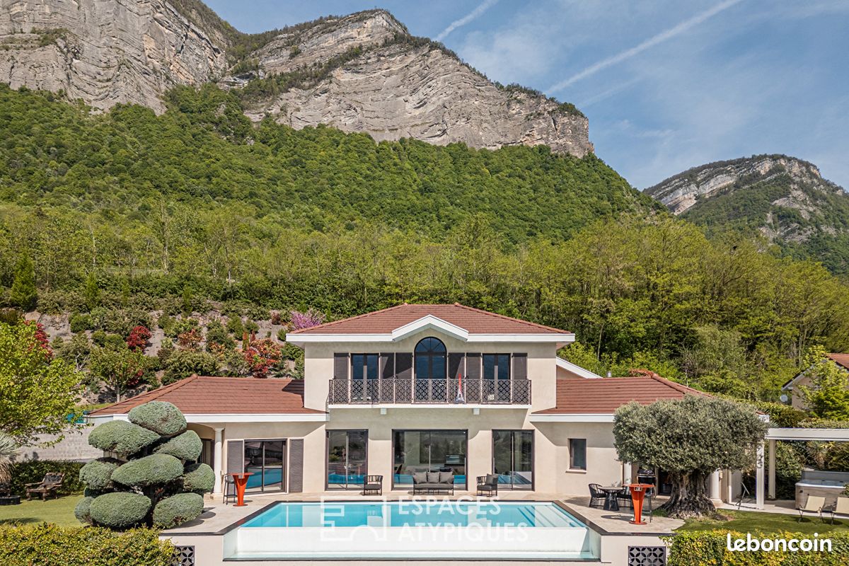 Maison 6 pièces 212 m² · à Lumbin · 212 m² · 1 100 000 €