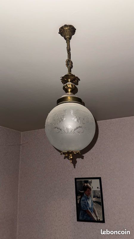 Suspension vintage globe en verre dépoli gravé et laiton (image 1)