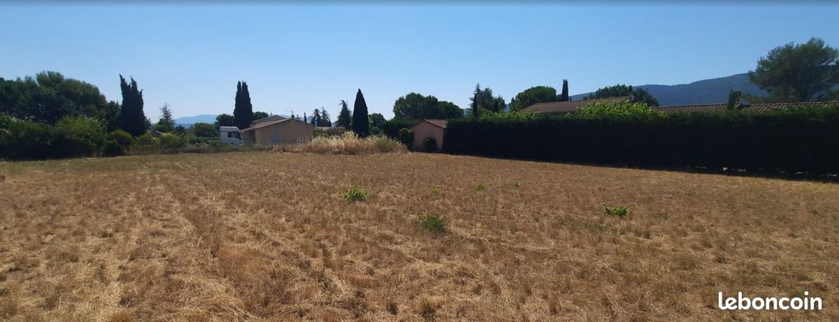 Terrain 700 m² · à Lacoste · 700 m² · 160 000 €