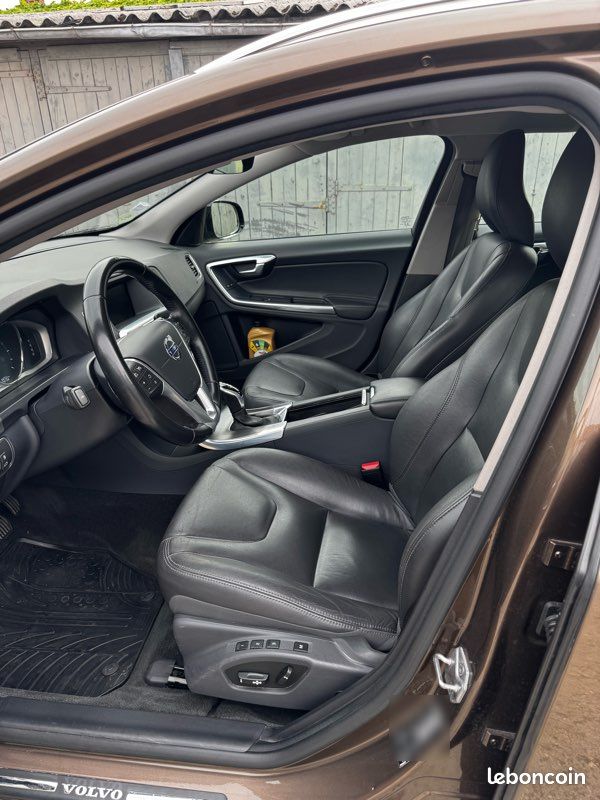 Volvo V60 cross country D4 190ch (image 3)
