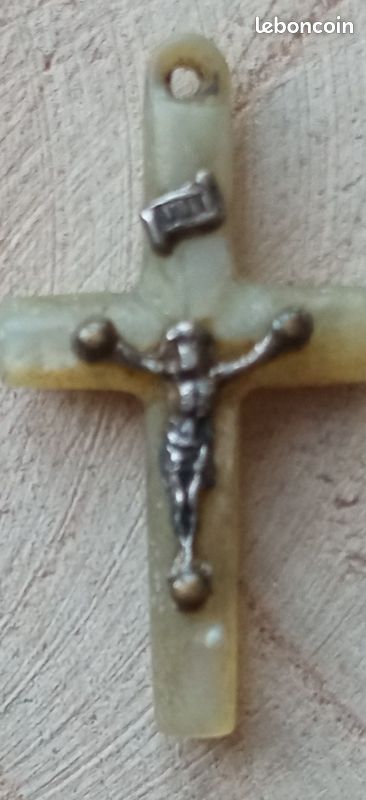 Croix religieux antique en nacre avec corpus en argent du Saint Jésus-Christ vintage année 1950 (image 2)