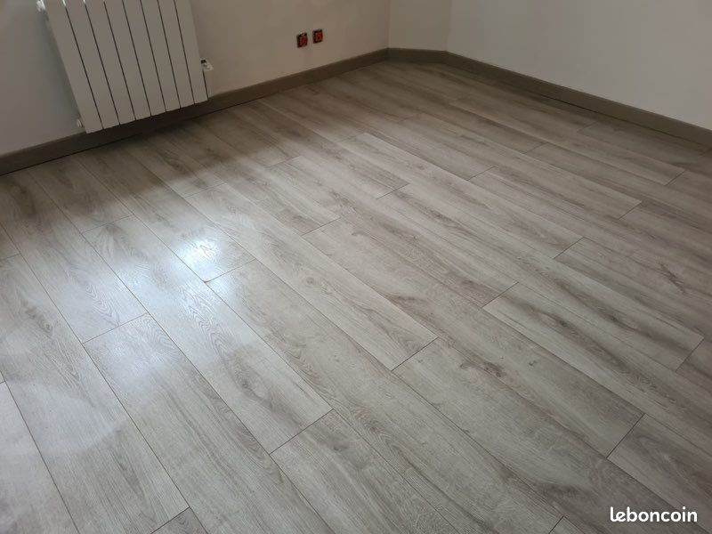 Parquet stratifié grisé (image 5)