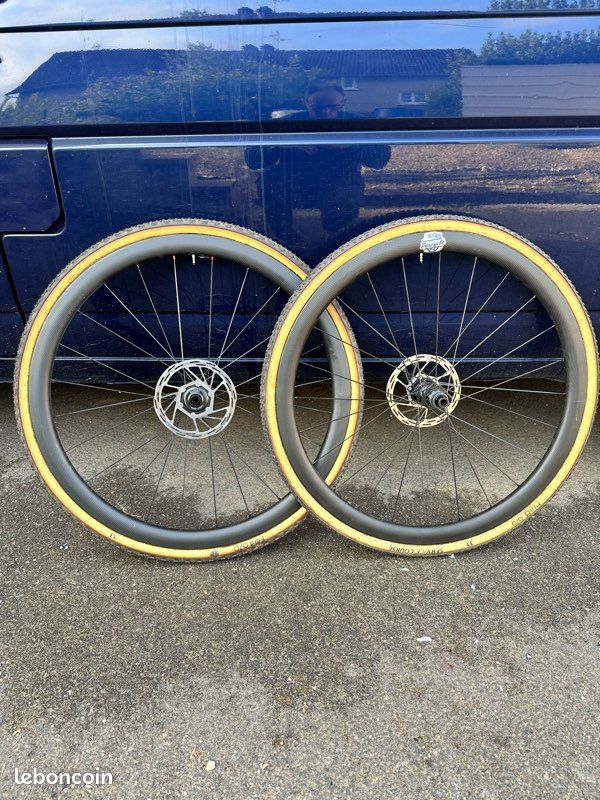 Roue cyclo cross artisanale boyaux Vélos
