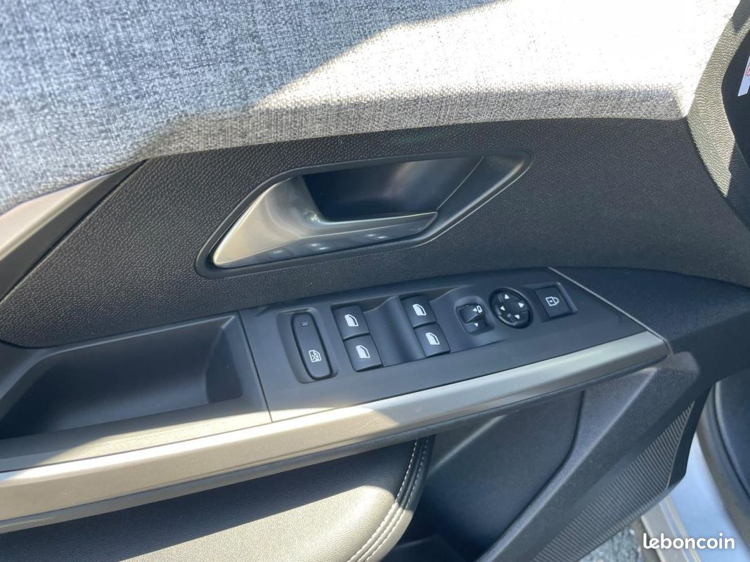 Peugeot 5008 Hybrid 145ch Allure e-DCS6 (image 25)