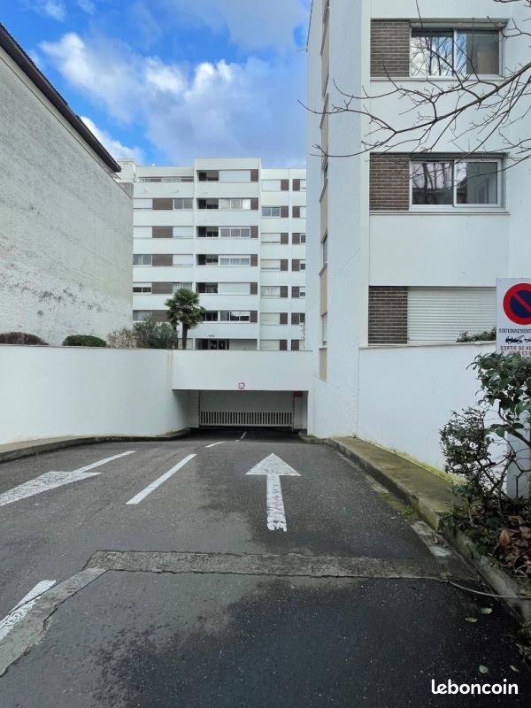 Parking Bordeaux · 90 €/mois