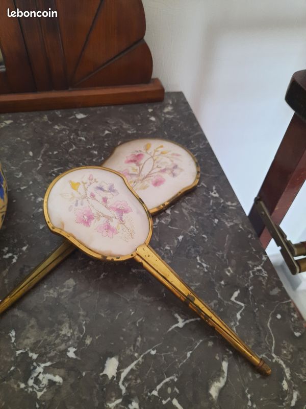 Une brosse a cheveux avec une glace (image 1)